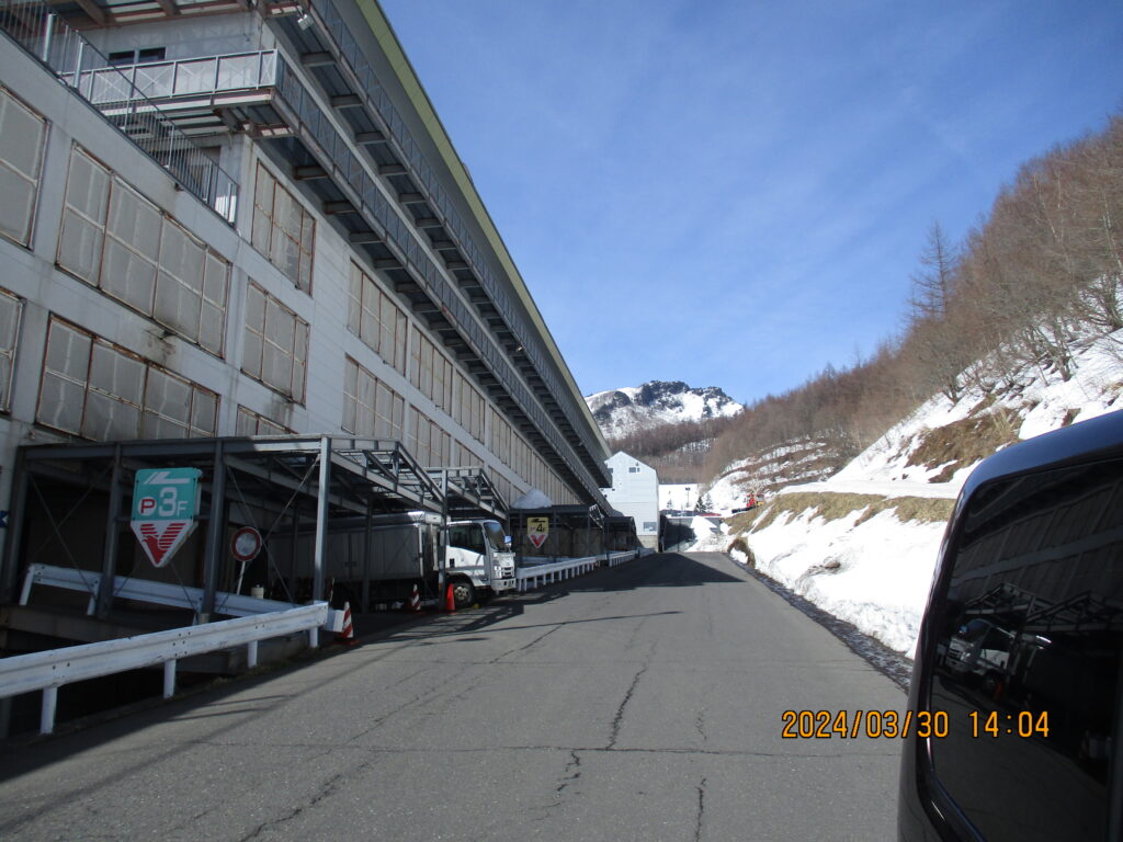 初めての川場スキー場の立体駐車場